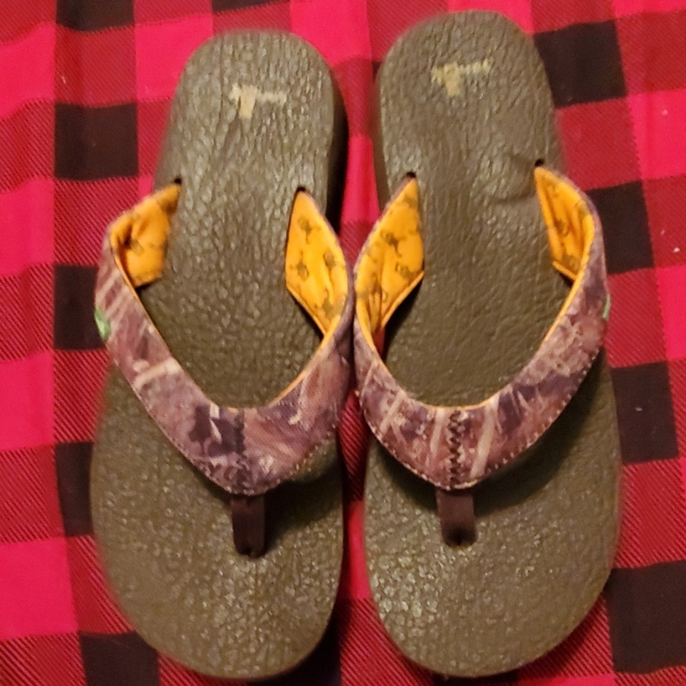 Camo sanuk yogamat flipflops